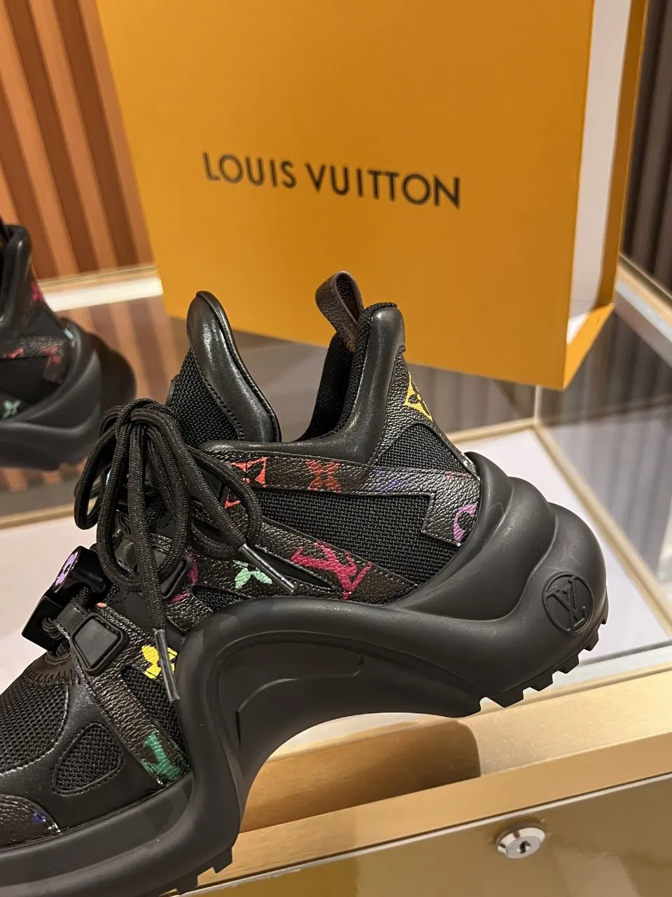 👟👟Ex-factory price 720👟👟 This three-color LV is different. 2025 new Murakami Takashi co-branded black three-color LV fancy button model Archlight donkey brand hardware casual sports dad shoes with an increased heel height of about 5.5cm, 35-41 white letter buckle